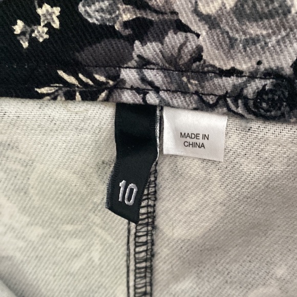 H&M Divided floral denim skirt with full zipper size 10 - Picture 4 of 7